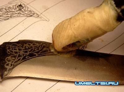 Травление металла: рисунок на лезвии ножа