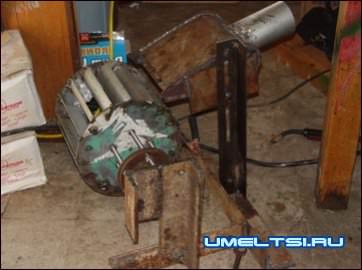 Труба будет двигаться вперед-назад и вверх-вниз, а турбина вместе с будущим генератором только вперед-назад