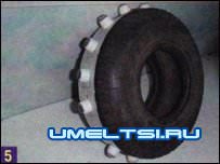 Покрышка с установленным и закреплённым бандажом с зацепами для гусеницы. Покрышка с установленным и закреплённым бандажом с зацепами для гусеницы.