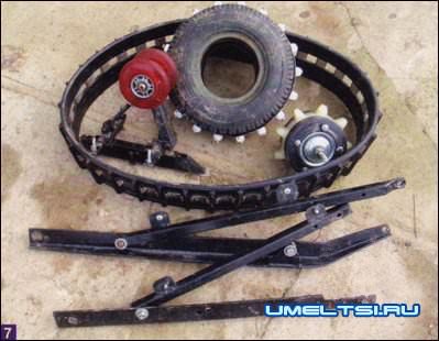 Отдельные детали гусеничного движителя для скутера. Гусеница, ведущее и ведомое колёса, склиз с натяжным роликом для гусеницы, левая и правая части рамы Отдельные детали гусеничного движителя для скутера. Гусеница, ведущее и ведомое колёса, склиз с натяжным роликом для гусеницы, левая и правая части рамы