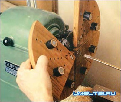 Самодельные губки крепятся винтами к кулачкам патрона токарного станка. Самодельные губки крепятся винтами к кулачкам патрона токарного станка.