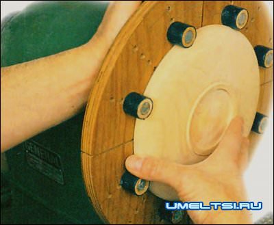 Во время обточки обрабатываемая деталь прочно удерживается восемью фиксаторами, расположенными на самодельных губках. Во время обточки обрабатываемая деталь прочно удерживается восемью фиксаторами, расположенными на самодельных губках.