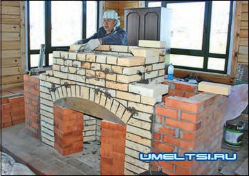 Кладка арочного свода портала и формирование дымос-борника камина.