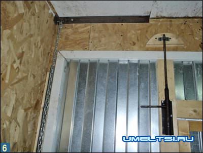 верхняя часть прижимается к проему