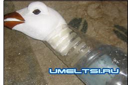 голову вставляем в пластиковую бутылку