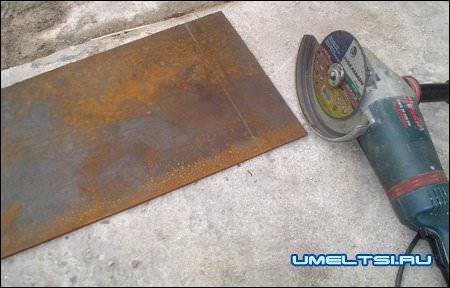 Надрезаем болгаркой основания виброплиты