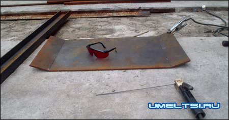 Свариваем надрезанный металл основания виброплиты