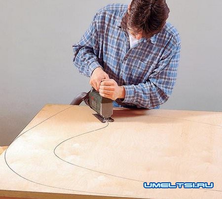 Вырезаем боковушки основы кресла