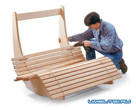 Прикручиваем поперечные планки к основе