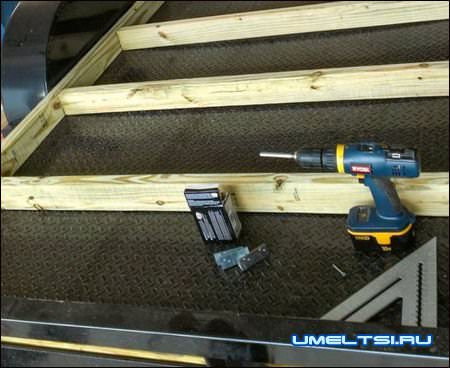 Брусками оббили пол прицепа