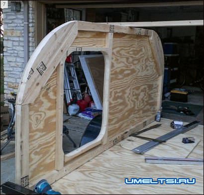 Вырезаем на боковых стенках двери