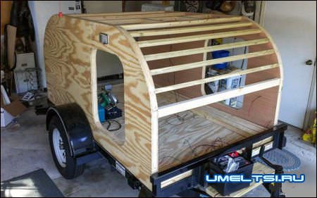 Соединяем брусами две стенки