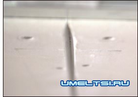 Поперечные стыки листов гипсокартона разносим относительно друг друга Поперечные стыки листов гипсокартона разносим относительно друг друга