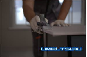 Поперечные стыки листов гипсокартона разносим относительно друг друга Поперечные стыки листов гипсокартона разносим относительно друг друга