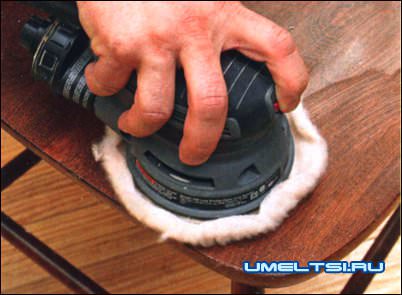 растирайте воск мягкой насадкой