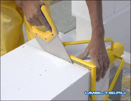 Газобетон легко обрабатывается — его можно резать простой пилой
