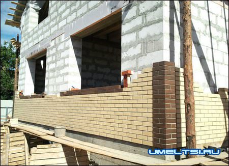 Стены из газобетона часто выполняют с облицовкой из лицевого кирпича