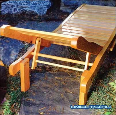 Деревянный шезлонг-лежак для дачи