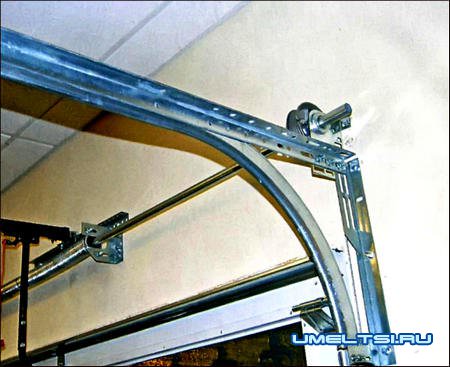 Направляющая и вал торсионных пружин.