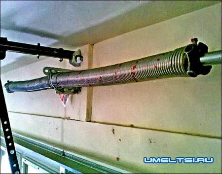 Торсионные пружины облегчают подъём створок ворот.