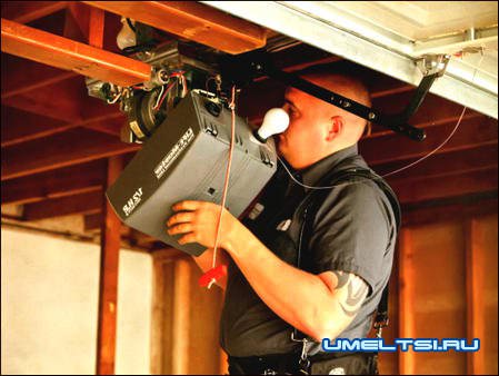 Блок привода ворот с освещением и разблокировкой на случай отключения электричества (красный шнур с рукоятью).