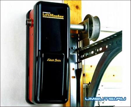 Ещё один тип привода. Установлен на валу торсионных пружин, его электромотор на 24В также работает от аккумулятора.