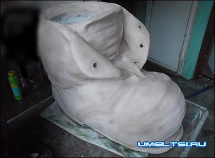 Уличный вазон-башмак Уличный вазон-башмак