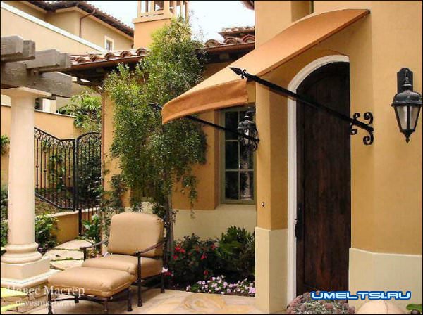 Навес над крыльцом дома фото