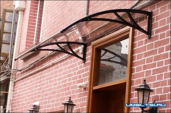 Навес над крыльцом дома фото