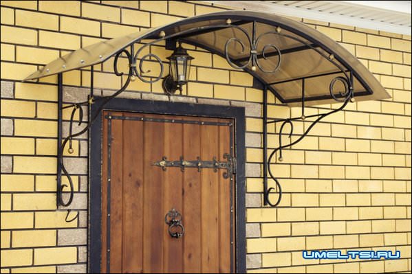 Навес над крыльцом дома фото