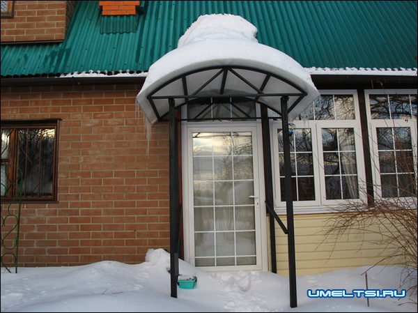 Навес над крыльцом дома фото