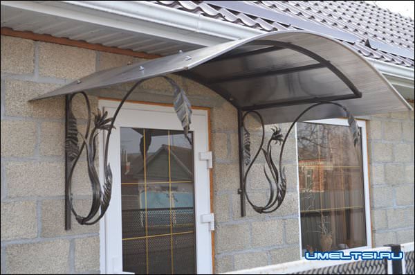 Навес над крыльцом дома фото