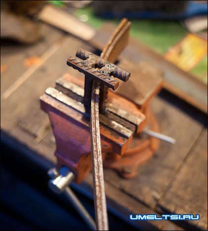 С помощью гибочного станка