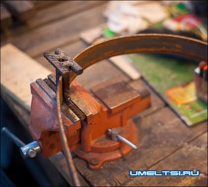 С помощью гибочного станка