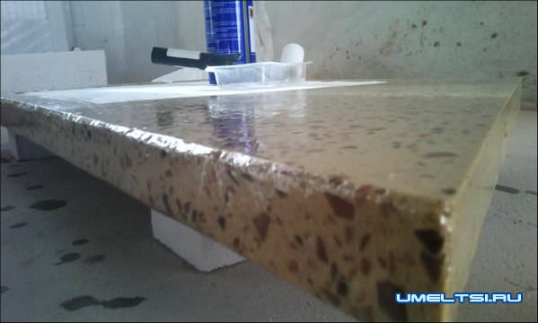 покрыли лаком столешницу