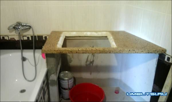 покрыли лаком столешницу