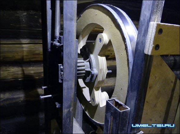 Ленточнопильный станок по дереву