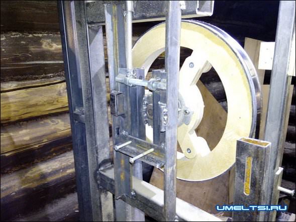 Ленточнопильный станок по дереву