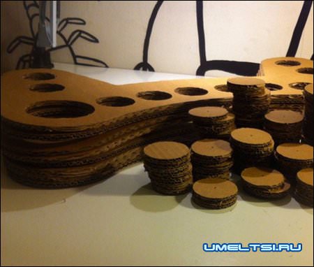 Прочный стул из картона