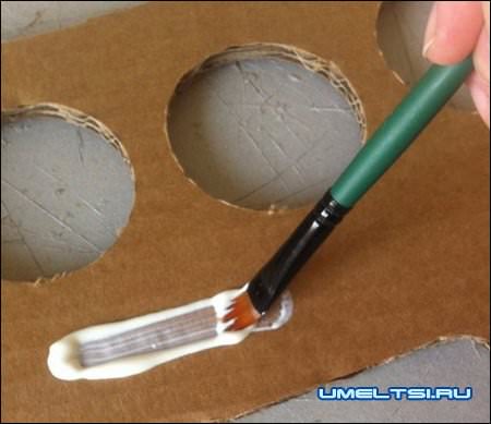 Прочный стул из картона