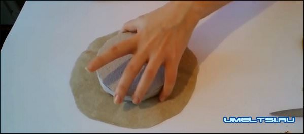 Новогодние часы из конфет своими руками