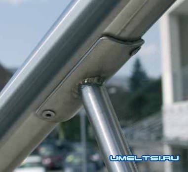 Вытяжная заклепка соединяет перила с опорой.