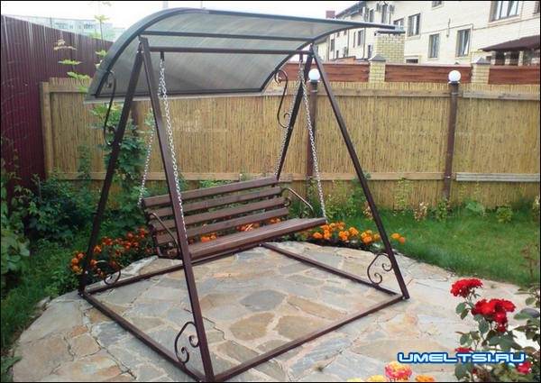 Фото садовых качелей