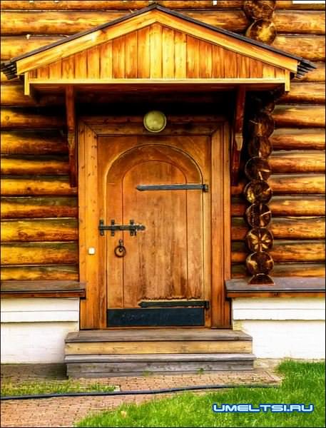 Козырек над входом в дом