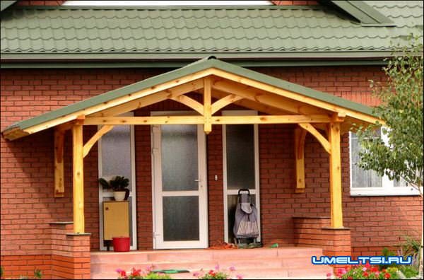 Козырек над входом в дом