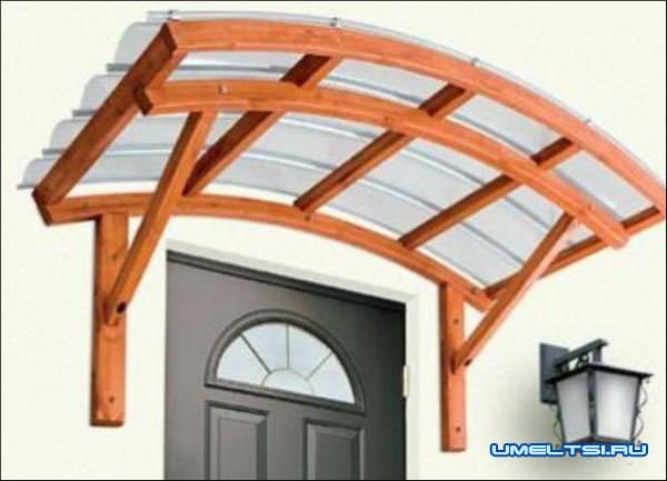 Козырек над входом в дом