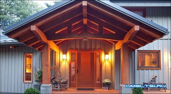 Козырек над входом в дом