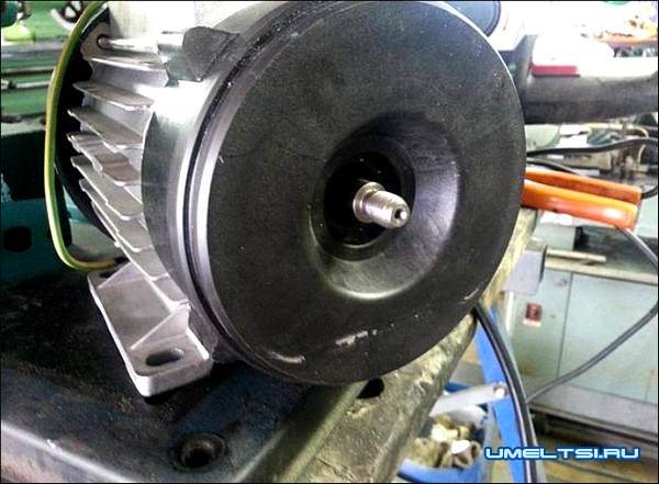 Растачиваем фланец на электрическому двигателю Растачиваем фланец на электрическому двигателю