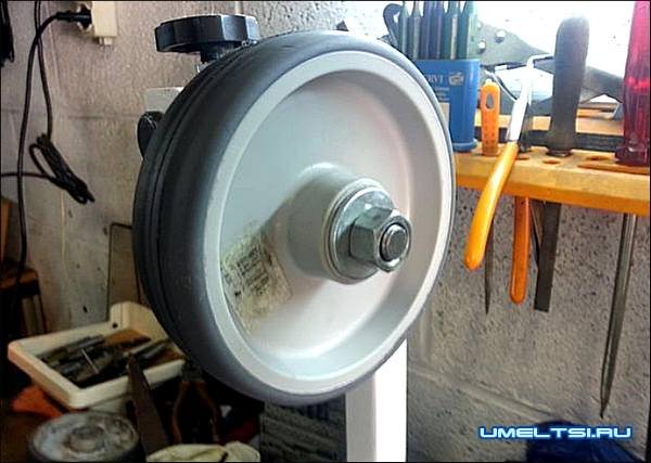 Устанавливаем колесо Устанавливаем колесо