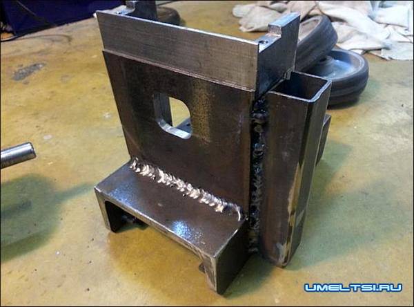 Берем швеллер 120 мм, свариваем раму Берем швеллер 120 мм, свариваем раму